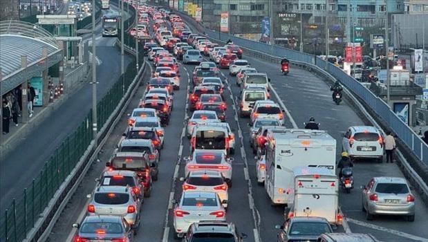 İstanbul'da trafik yoğunluğu: Yüzde 90'a ulaştı)