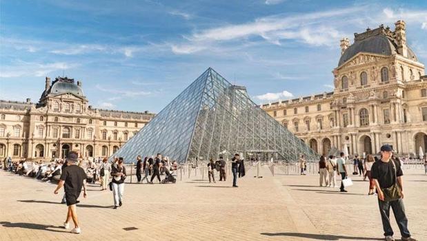 Louvre Müzesi’nde su sızıntısı: Yüzlerce kitap hasar gördü)