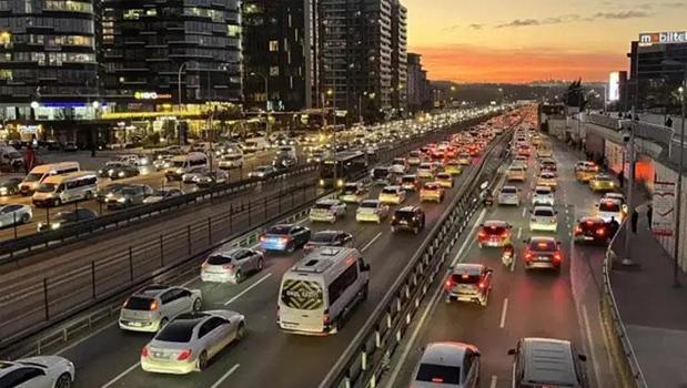 İstanbul'da trafik kilitlendi! Yoğunluk yüzde 81'e ulaştı)