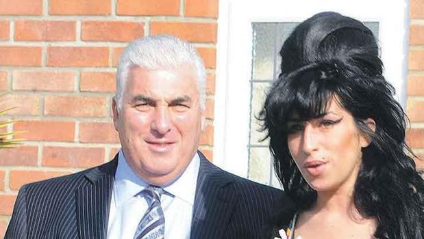 Kıyafetleri mahkemelik oldu)