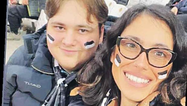 Cici annesiyle maç izledi)