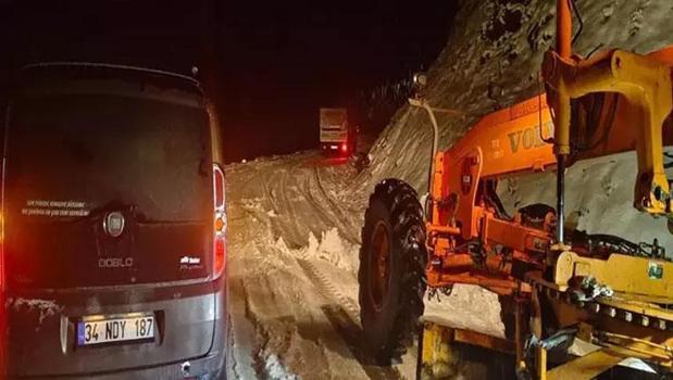 Muş’ta 5 araç mahsur kalmıştı! 13 kişi kurtarıldı)