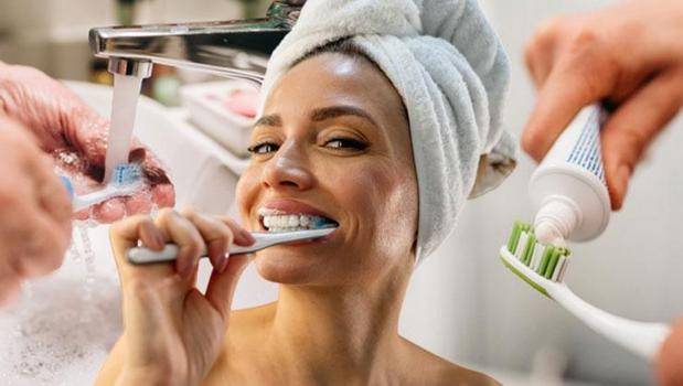 Diş fırçasını yıllardır yanlış saklıyor olabilirsiniz! Herkes aynı hatayı yapıyor)