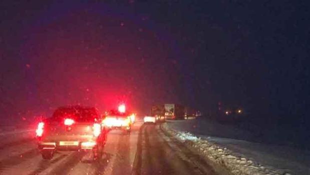 Ardahan'da kar ve yoğun tipi ulaşımda aksamalara neden oldu)