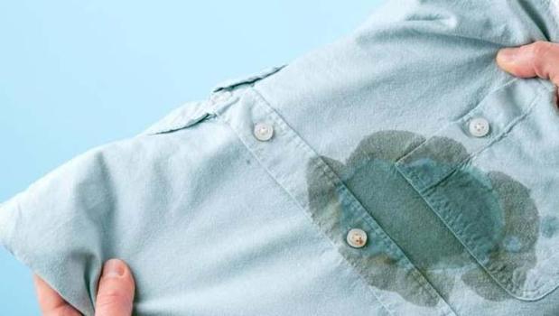 6 adımda kıyafetlerden yağ lekesini çıkartın! Basit birkaç malzeme kullanmak yetiyor)