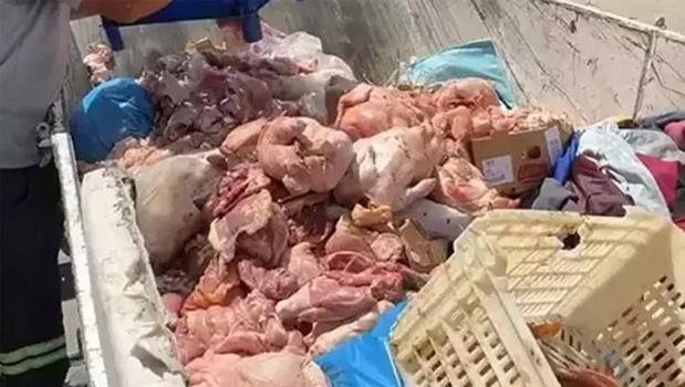 Depodan çıkan 25 kasa bozuk tavuğun kokusu mahalleyi sardı)