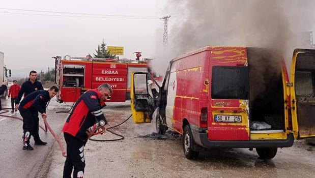 Tokat’ta kargo minibüsü yandı)
