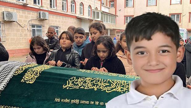 10 yaşındaki Miraç'ın kahreden ölümü: Arkadaşlarından tabutu başında acı veda)