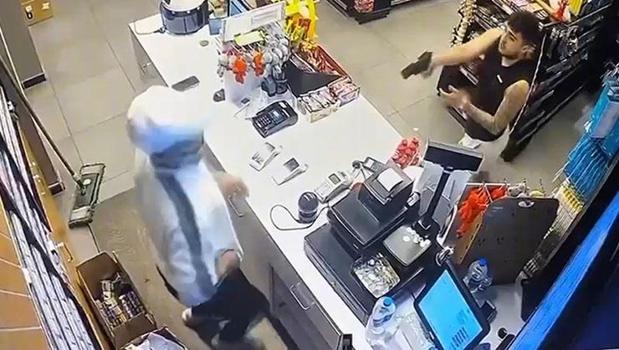 Market çalışanını hedef alıp kurşun yağdırdı! O anlar izleyenleri dehşete düşürdü)