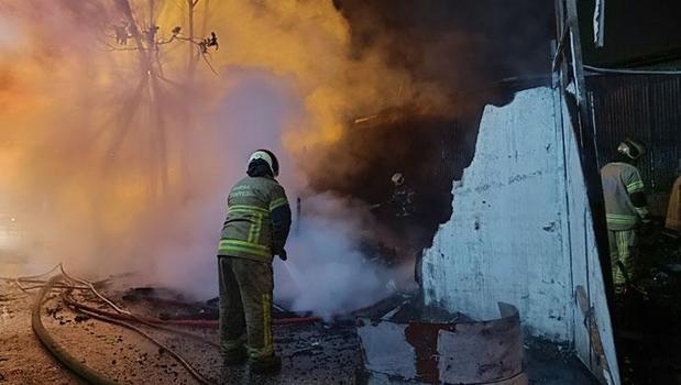 Bursa'da barakada yangın: 1 kişi hastaneye kaldırıldı)