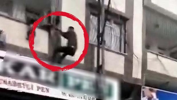 Balkon demirlerine asılı kalan 3 yaşındaki çocuğu vatandaş kurtardı! Korku dolu anlar kameralara yansıdı)