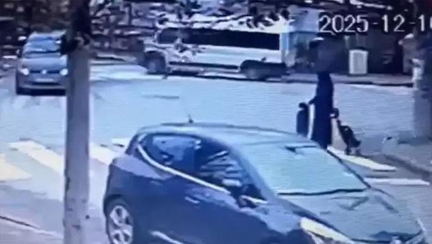 Minibüsün çarptığı küçük Miraç kurtarılamamıştı! Kahreden kazanın görüntüsü ortaya çıktı)