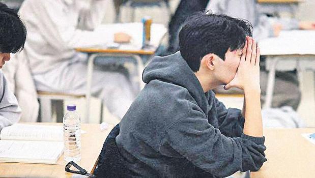 Zor &#xFC;niversite s&#x131;nav&#x131; istifa ettirdi)