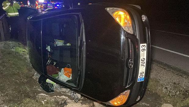 Çorum'da refüje çarpan otomobil yan yattı! 1’i bebek, 3 yaralı)