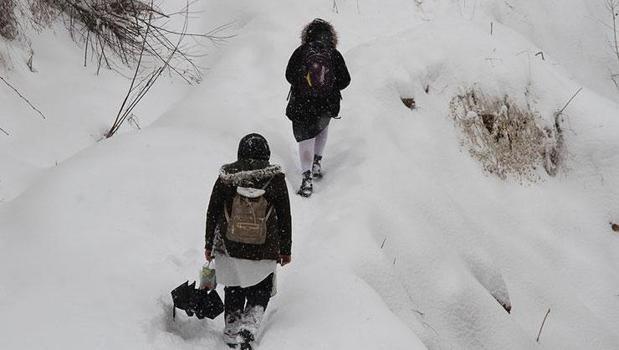 Eğitime kar engeli! Bir şehirde okullar tatil edildi)