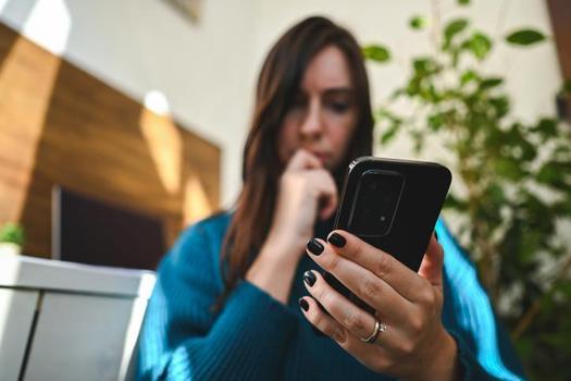 Sakın ihmal etmeyin! Telefon ekranının sağ üstünde yanıyorsa yandınız, hemen kapatın!)