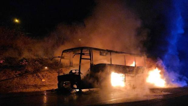 Otoyolda 39 yolcusu bulunan otobüs alev alev yandı)