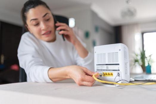 İnternetiniz neden yavaş belli oldu! Modemi sakın bu eşyanın yanına koymayın: Hızı saniyeler içinde yarıya indiriyor!)