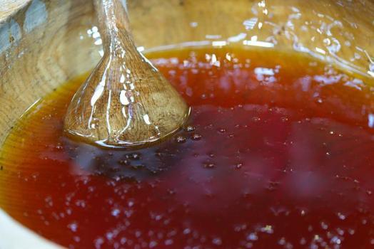 Haftalarca geçmeyen öksürüğe dikkat: İbn-i Sina asırlar önce yazmış: Bal İle karıştırıp sürünce boğaz iltihabından eser kalmıyor)