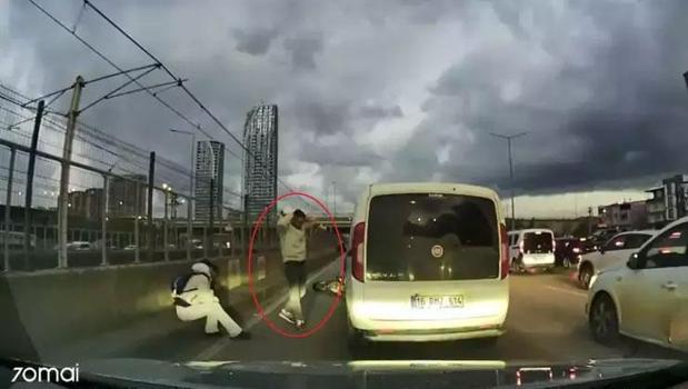 Bursa'da 'pes' dedirten görüntü: Çarptığı kadına yardım etmek yerine aracını kontrol etti)