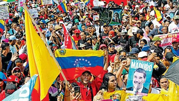 Maduro’yu koruyan görevden alındı)