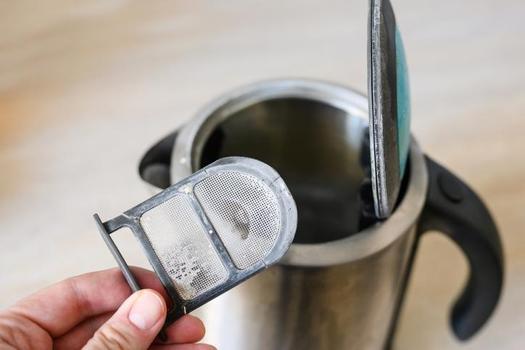 Yılların kirecini saniyeler içinde yok eden formül: Tek bir kaşığı yeterli, ovalamaya gerek kalmıyor)