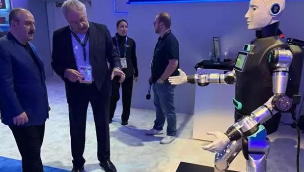 Teknoloji fuarına Türkiye damgası robotik barista iş başında)