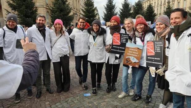 Fransa'da doktorlar sokağa döküldü! 10 günlük grev devam ediyor)