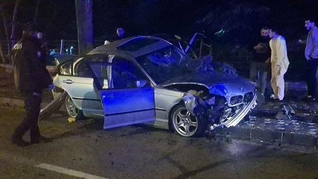 Bursa'da kontrolden çıkan otomobil ağaca çarptı: 2 ağır yaralı)