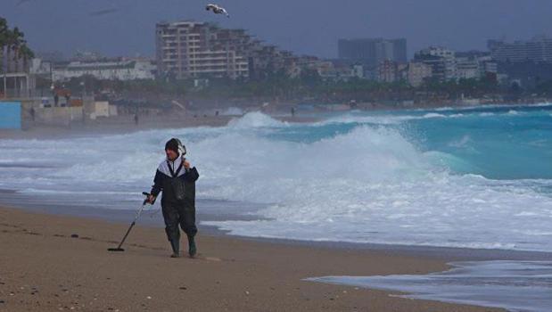 Antalya sahilinde altın avı! Dedektörü alan koştu)