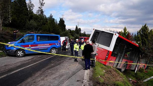 İzmir'de korkunç kaza! Belediye otobüsü ile minibüs çarpıştı: 1 ölü, 8 yaralı)