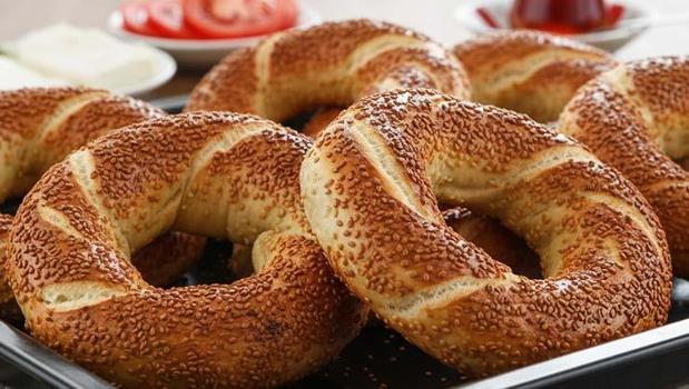 Evde çıtır çıtır sokak simidi tarifi! Gevrek lezzetiyle mest ediyor, pekmezine 1 kaşık ekleyin!)