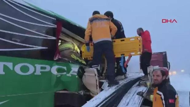Tokat-Sivas yolunda feci kaza: Yolcu otobüsü TIR’a çarptı)