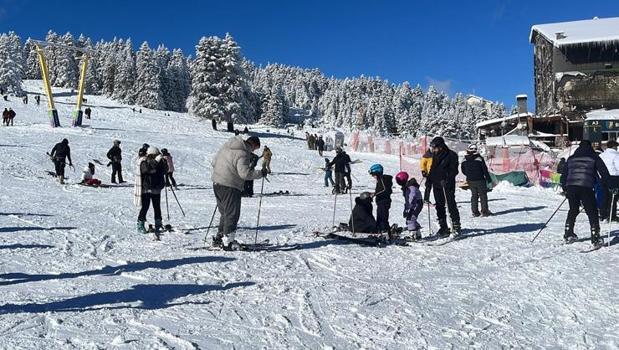 Uludağ'a tatilciler akın etti! Kar kalınlığı 1 metreye yaklaştı)