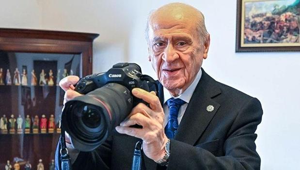 Foto muhabirlerden Bahçeli'ye ziyaret: MHP lideri heyetin fotoğrafını çekti)