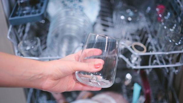 Bardakları elmas gibi parlatıyor! Bulaşık makinesinin parlatıcı gözüne ekleyin)