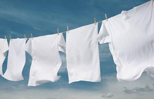 Çamaşır suyunu çöpe attırıyor! Sararmış kıyafetleri beyazlatmanın en etkili yolu)