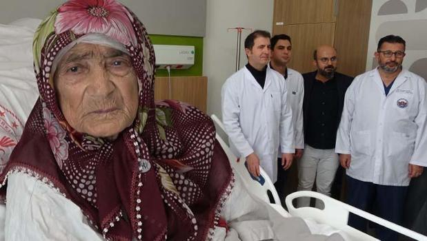 87 yaşındaki Safiye nine şişkinlik ve nefes darlığıyla hastaneye gitti, karnından çıkan şoke etti!)