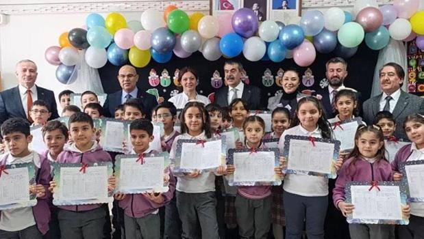 Bakan Tekin, Ağrı'da öğrencilere karne dağıttı: Yarıyıl tatilinde dinlenip, kitap okuyarak vakit geçirin)