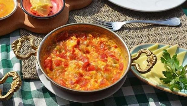 Tam kıvamında sulu menemen tarifi! Lezzetiyle parmaklarınızı yedirecek)