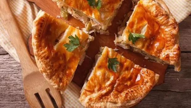 Hamur açma ve yoğurma derdine son! 2 yufkayla tava böreği tarifi)