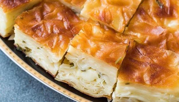 Yufka haşlama derdine son: Şipşak hazırlanan makarnalı su böreği tarifi! Dışı çıtır çıtır, içi yumuşacık oluyor)