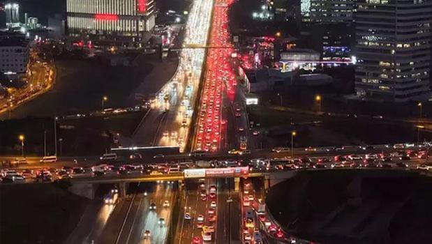 İstanbul'da trafik yoğunluğu yüzde 87'ye ulaştı! O anlar havadan görüntülendi)