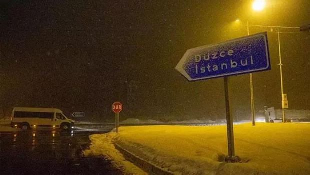 Ekipler sürücüleri uyarıyor! Bolu Dağı'nda kar bastırdı)