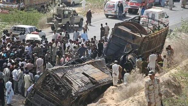 Pakistan'da feci kaza! 24 ölü, 45 yaralı)