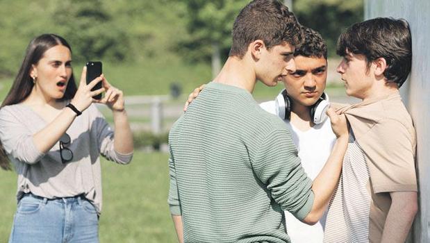 Z Kuşağını Anlama Kılavuzu: Okul bahçesinden ekrana akran zorbalığı gerçeği)