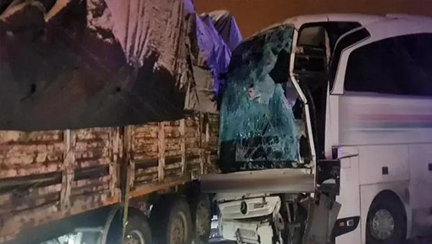 Bingöl’de korkunç kaza! Yolcu otobüsü kayarak TIR'a çarptı)