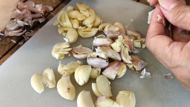 Sarımsağı sakın böyle kullanmayın! 10 dakika kuralı lezzetini ve şifasını 10 kat artırıyormuş)