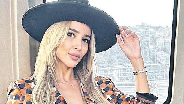 Aşkını ilan etti)