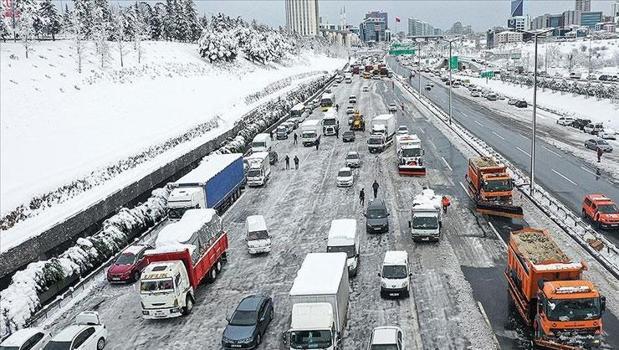 Karda kışta yolda kalmayın! Emektar araç sahipleri için kurtarıcı 13 kritik tavsiye)